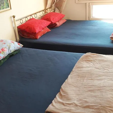 Next To Center, Beside Bus And Train Station, Safe And Cozy Place Alloggio in famiglia